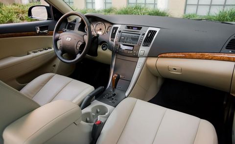 Motor vehicle, Steering part, Brown, Steering wheel, Vehicle, Vehicle door, Center console, White, Car seat, Car seat cover, 