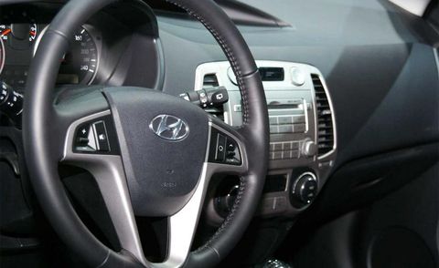 Steering part, Automotive design, Daytime, Steering wheel, Product, Transport, Car, White, Automotive mirror, Technology, 