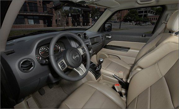 Motor vehicle, Steering part, Mode of transport, Steering wheel, Vehicle, Vehicle door, White, Car, Car seat, Automotive mirror, 