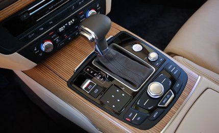 Center console, Vehicle audio, Radio, Luxury vehicle, Steering part, Gear shift, Electronics, Personal luxury car, Steering wheel, Satellite radio, 