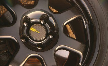 Alloy wheel, Automotive wheel system, Rim, Spoke, Hubcap, Black, Auto part, Circle, Machine, Synthetic rubber, 