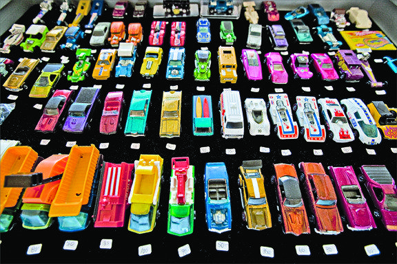 Pink, Magenta, Colorfulness, Tints and shades, Paint, Illustration, Trade, Collection, Model car, Railroad car, 