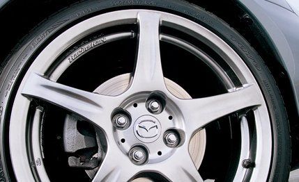 Wheel, Alloy wheel, Spoke, Automotive wheel system, Rim, Automotive design, Automotive tire, Hubcap, Synthetic rubber, Auto part, 