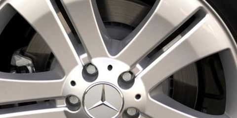Spoke, Alloy wheel, Rim, Automotive wheel system, Hubcap, Auto part, Synthetic rubber, Metal, Steel, Carbon, 