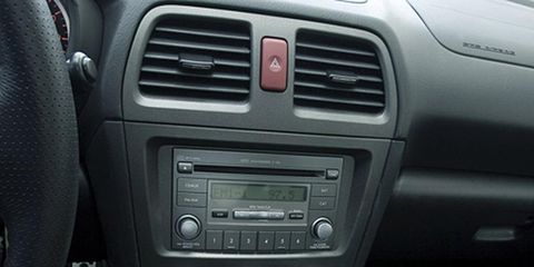 Technology, Center console, Vehicle audio, Grey, Steering wheel, Steering part, Electronics, Luxury vehicle, Multimedia, Satellite radio, 