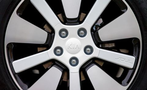 Wheel, Alloy wheel, Spoke, Automotive wheel system, Rim, Auto part, Hubcap, Black, Synthetic rubber, Carbon, 