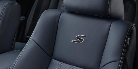 14 Chrysler 300s Sedan Gets Snappy New Interior Color More Blacked Out Appearance News Car And Driver
