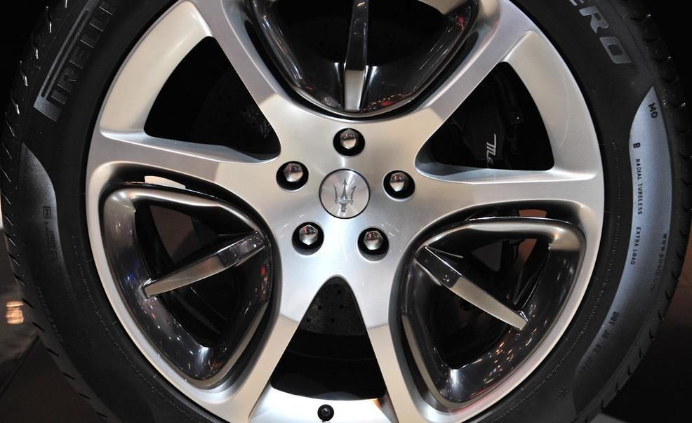 Wheel, Tire, Alloy wheel, Automotive tire, Automotive design, Spoke, Automotive wheel system, Rim, Automotive exterior, Synthetic rubber, 