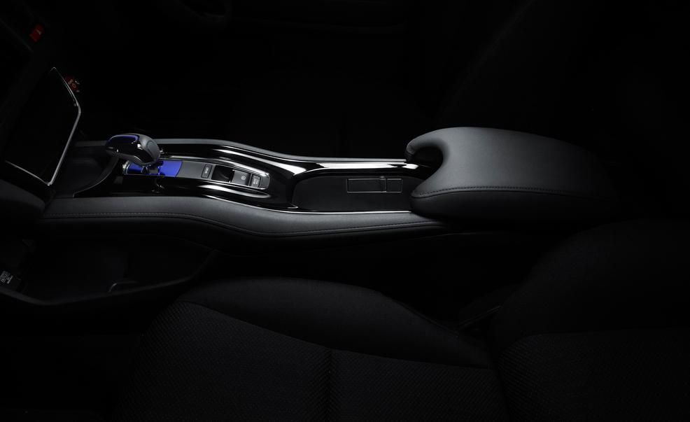 Automotive design, Darkness, Guitar accessory, Still life photography, Guitar, Gear shift, String instrument, Luxury vehicle, Steering part, Center console, 
