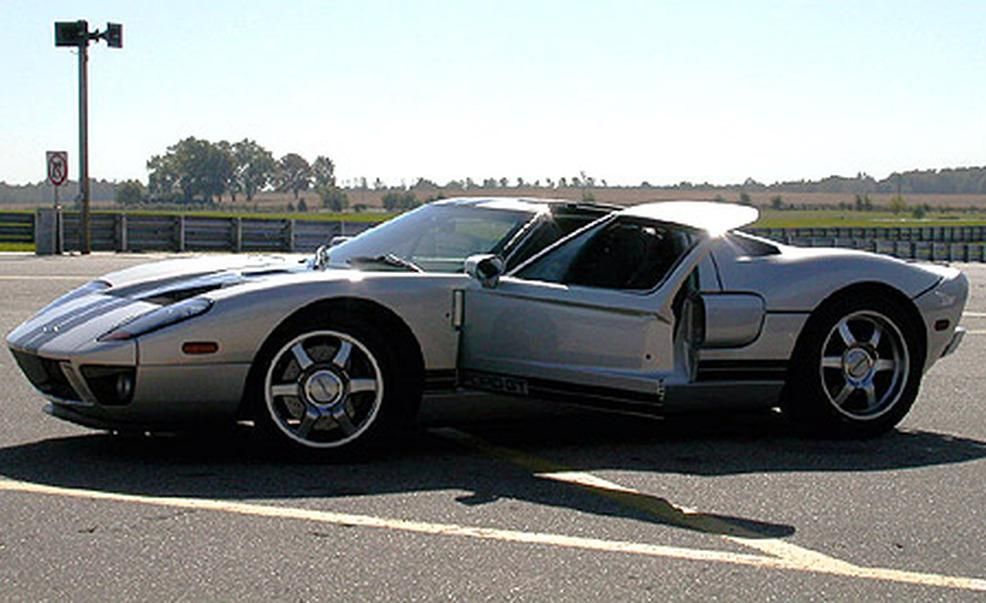 Essai Ford GT : interdite aux plus de 1,85 m et plus chère qu'une Ferrari -  Challenges