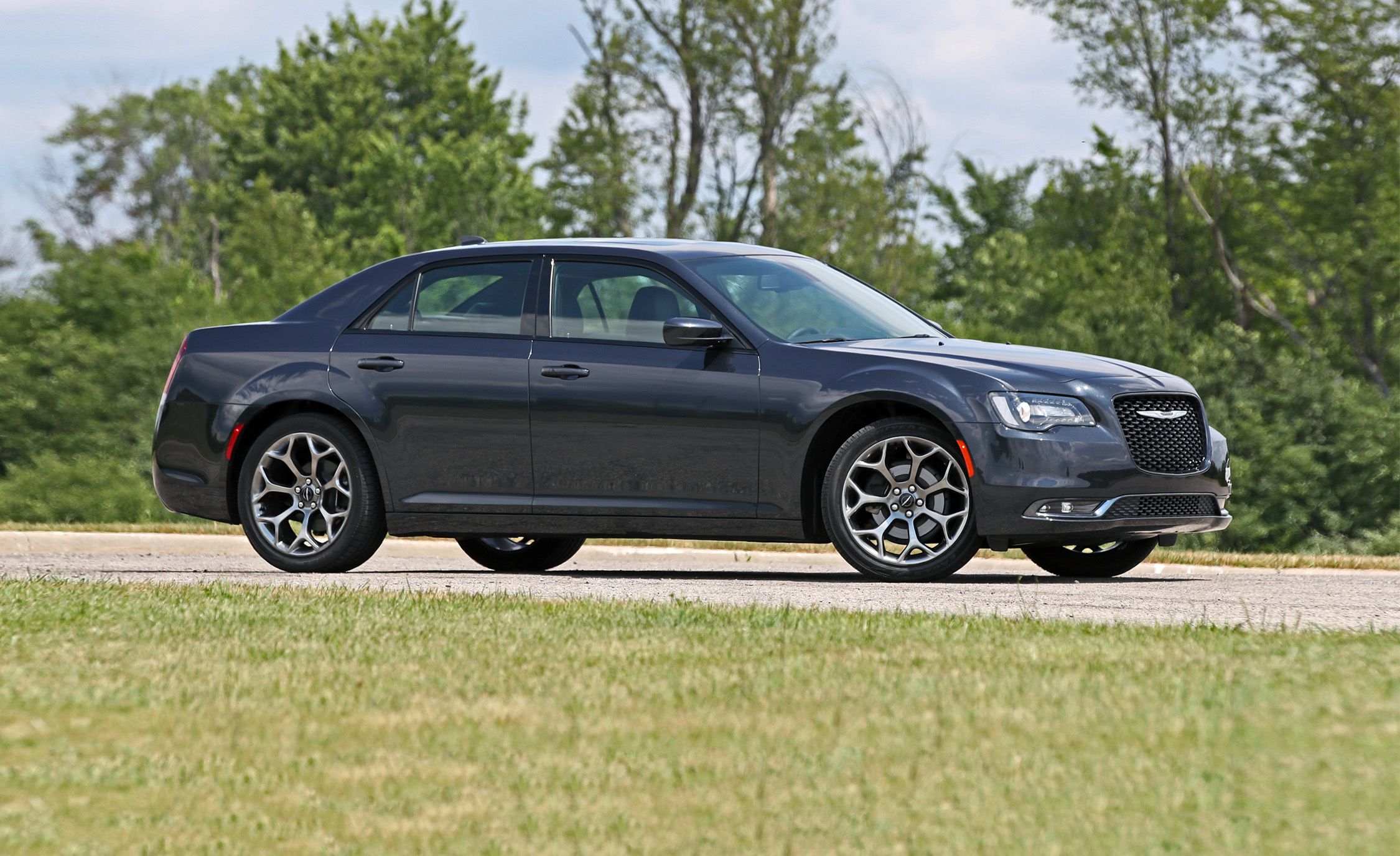 2017 Chrysler 300 review: An old dog that could use some newer tricks - CNET