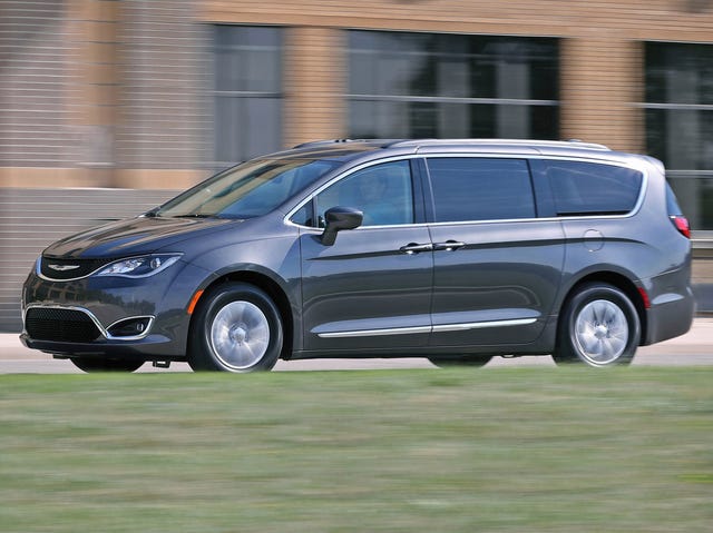 2017 Chrysler Pacifica driving 2017 chrysler pacifica