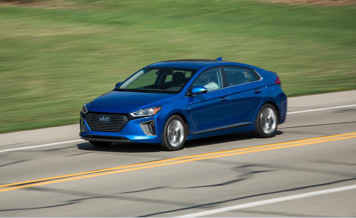 2017 Hyundai Ioniq Review, Pricing, and Specs