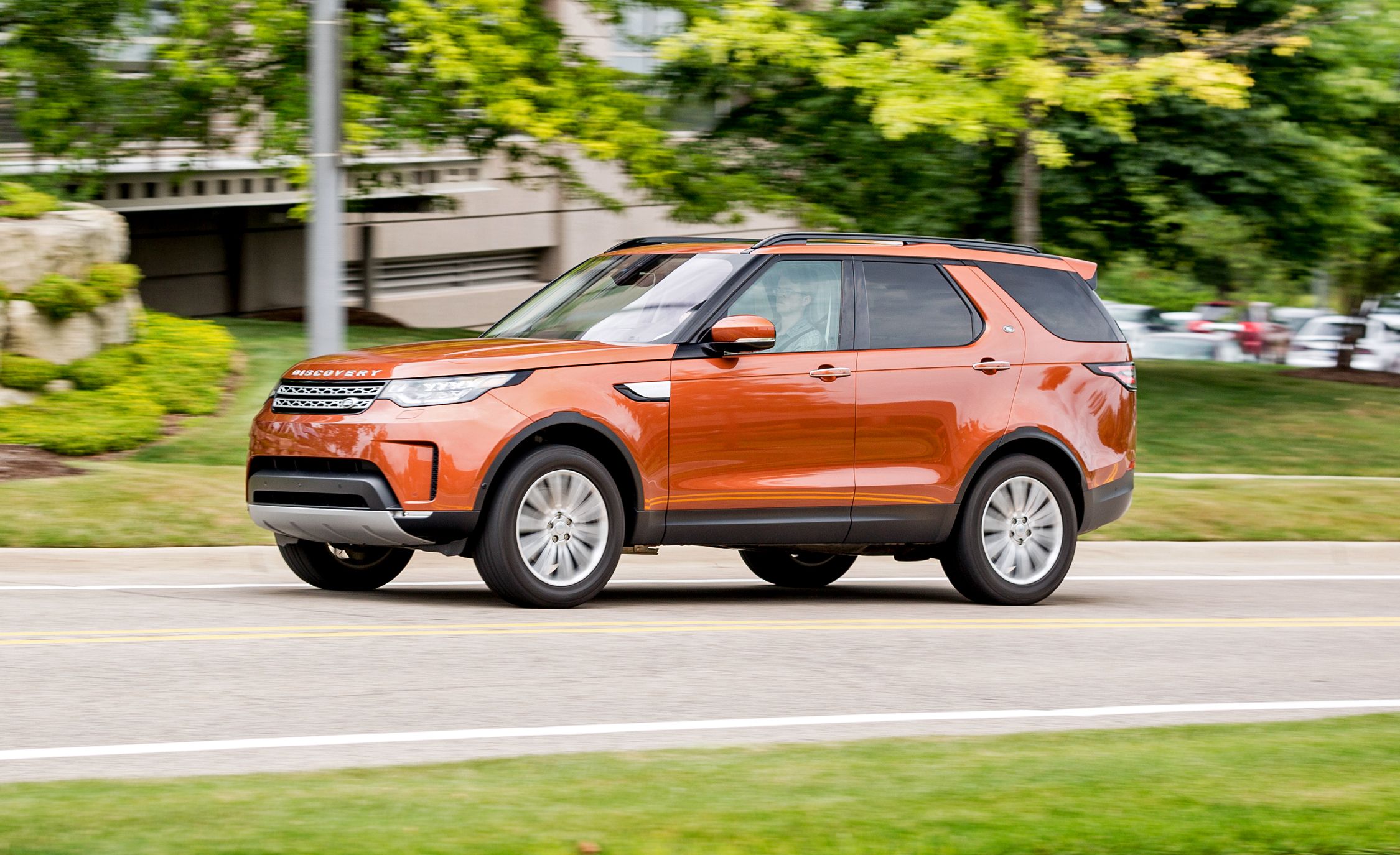 2017 Land Rover Discovery Review, Pricing, and Specs