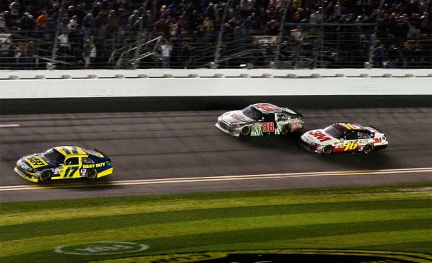 2012 Daytona 500 Kenseth racing to victory