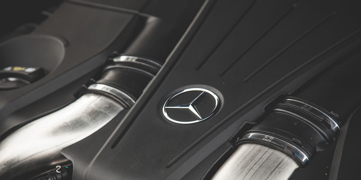 Automotive design, Luxury vehicle, Personal luxury car, Gear shift, Carbon, Center console, Still life photography, Silver, Mercedes-benz, Cylinder, 