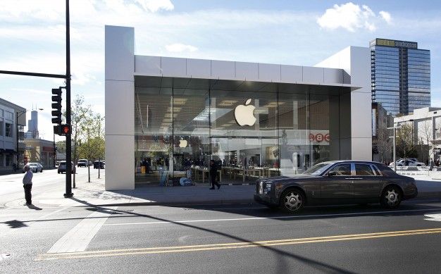 Apple Opens New Chicago Store 