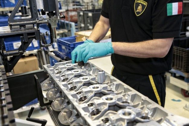 What it's like to build a Lamborghini V12 by hand
