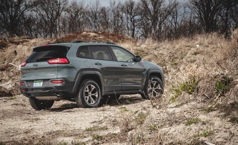 Jeep Recalls 164 000 Cherokees For Electrical Fire Risk News Car Jeep Cherokee