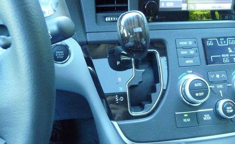 Motor vehicle, Mode of transport, Transport, Steering wheel, Steering part, Electronic device, Technology, Center console, Vehicle audio, Gauge, 