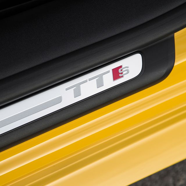 Yellow, Automotive exterior, Colorfulness, Tints and shades, Parallel, Material property, Close-up, Automotive door part, 