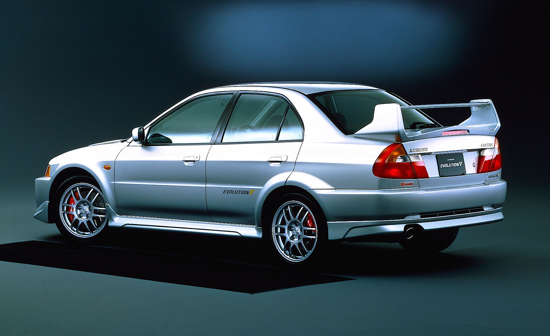 Митсубиси 5 поколения. Mitsubishi Evolution 5. Mitsubishi Lancer Evolution 1998. Lancer EVO 5. Митсубиси Лансер Эволюшн 5.