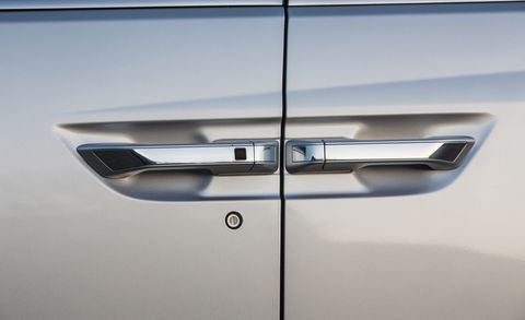 Automotive exterior, White, Vehicle door, Glass, Fixture, Automotive door part, Grey, Parallel, Door handle, Silver, 