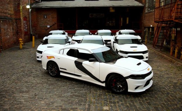 Uber Dresses Up Dodge Chargers as Stormtroopers, Marches on 