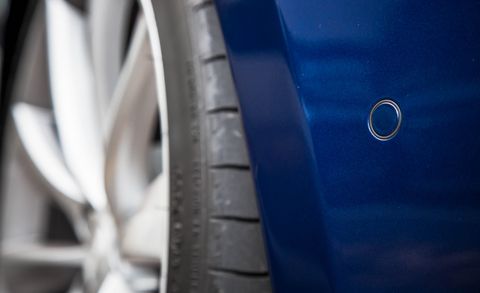 Bicycle wheel rim, Blue, Rim, Bicycle tire, Automotive tire, Synthetic rubber, Tread, Spoke, Carbon, Electric blue, 
