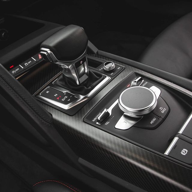 Automotive design, Center console, Personal luxury car, Gear shift, Luxury vehicle, Carbon, Steering part, 