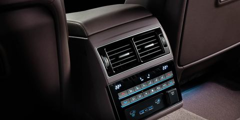 Luxury vehicle, Vehicle audio, Center console, Multimedia, Personal luxury car, Mid-size car, Electronics, Satellite radio, Radio, 