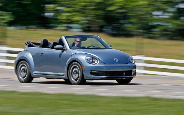 [Image: 2016-Volkswagen-Beetle-convertible-Denim...size=640:*]