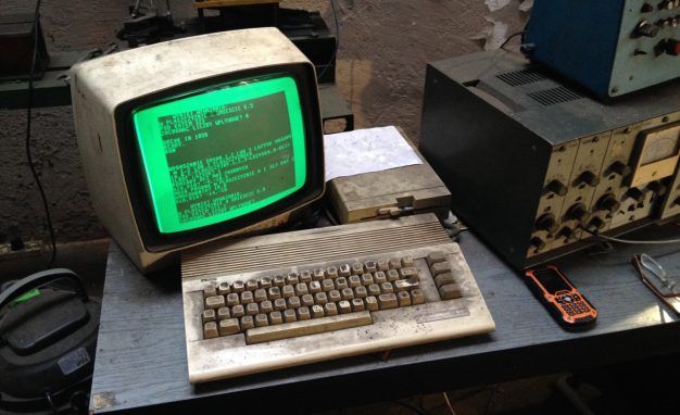 A Still-Functioning Auto Shop Relies on This Ancient Computer