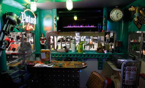 Lighting, Green, Bottle, Barware, Alcohol, Pub, Tavern, Drinking establishment, Glass bottle, Distilled beverage, 