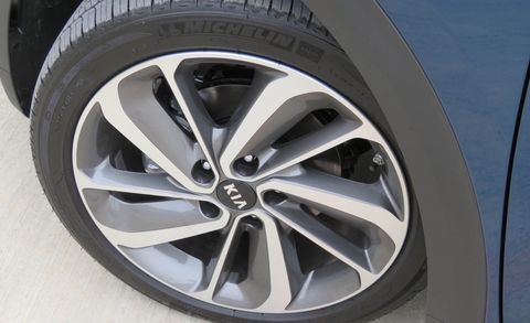 Wheel, Automotive tire, Alloy wheel, Automotive design, Spoke, Automotive wheel system, Rim, Automotive exterior, Synthetic rubber, Tread, 