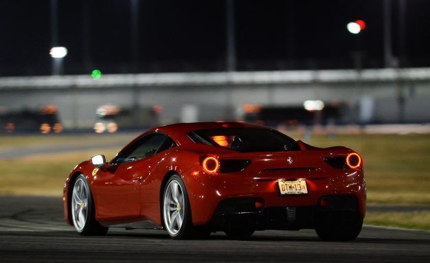 Автомобиль Ferrari 488 GTB