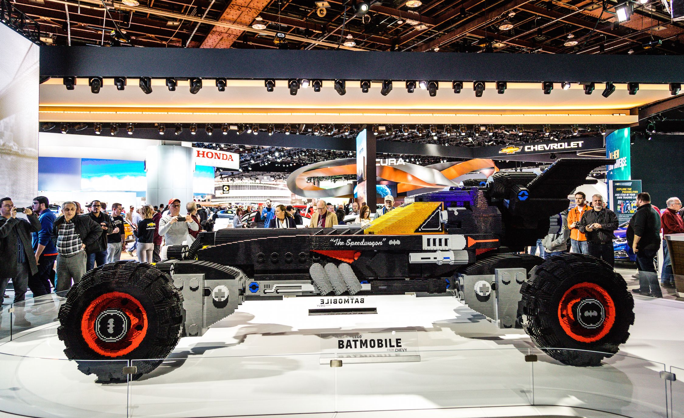 Une Batmobile de LEGO grandeur nature construite par…. Chevrolet? - Guide  Auto