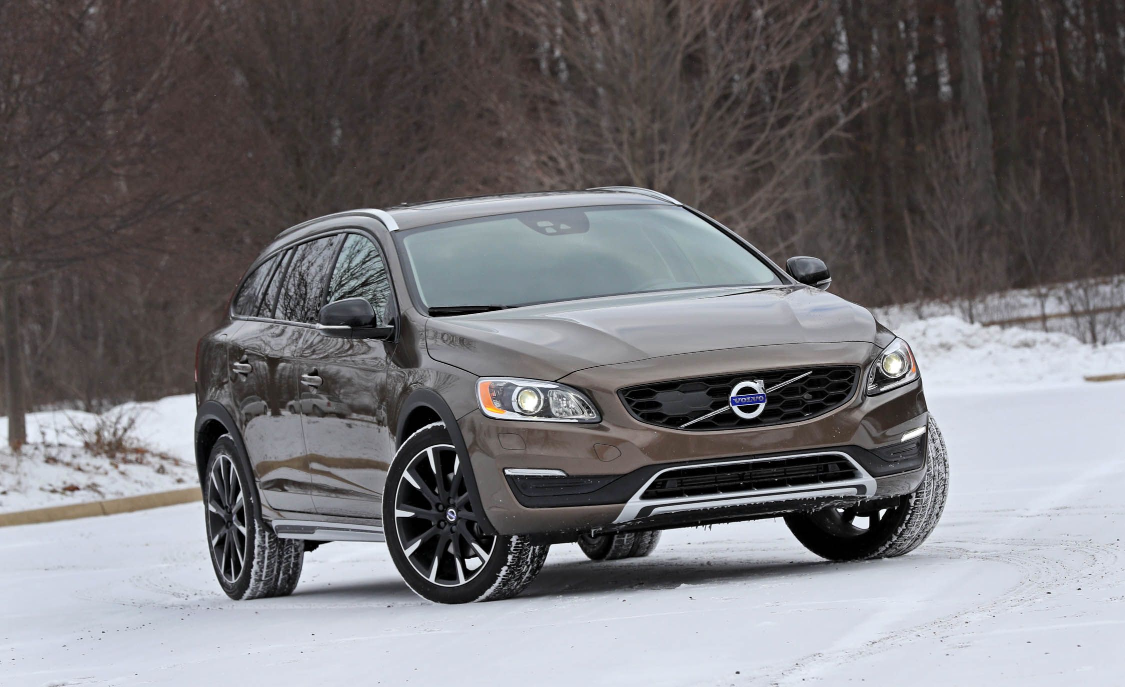 2017 Volvo V60 / V60 Cross Country Review, Pricing, and Specs