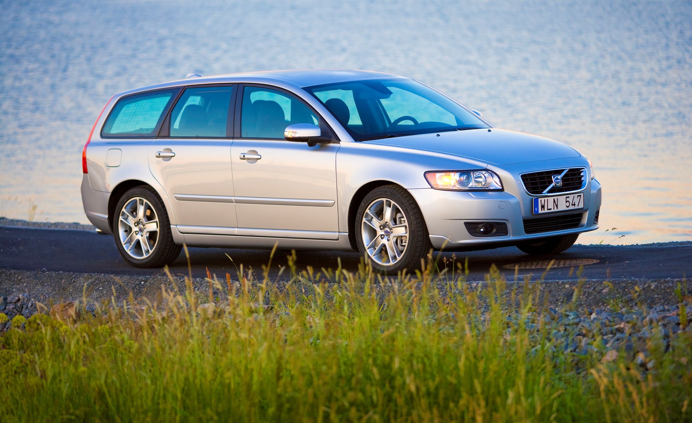 Универсалы 2012. Volvo v50 2008. Вольво v50 универсал 1,6. Volvo v50 2007. Volvo v50 2010.