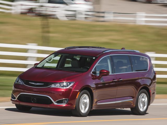 2017 chrysler pacifica driving