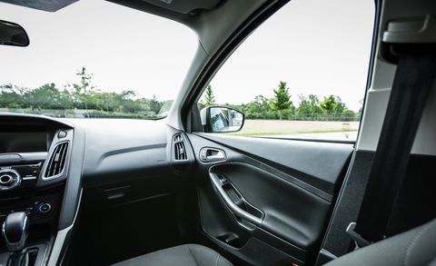 Motor vehicle, Automotive mirror, Automotive design, Glass, Steering part, Steering wheel, Rear-view mirror, Vehicle door, Automotive side-view mirror, Fixture, 