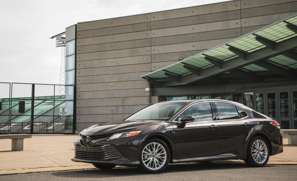 View Photos of the 2018 Toyota Camry XLE Hybrid