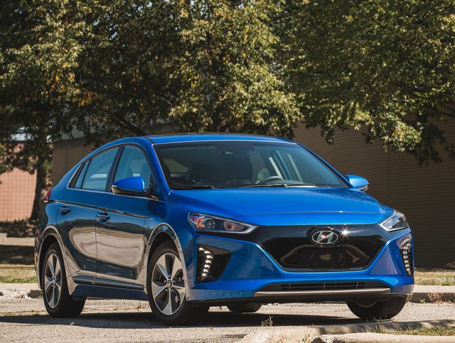 Vakantie soort Schatting 2017 Hyundai Ioniq Electric Review, Pricing, and Specs