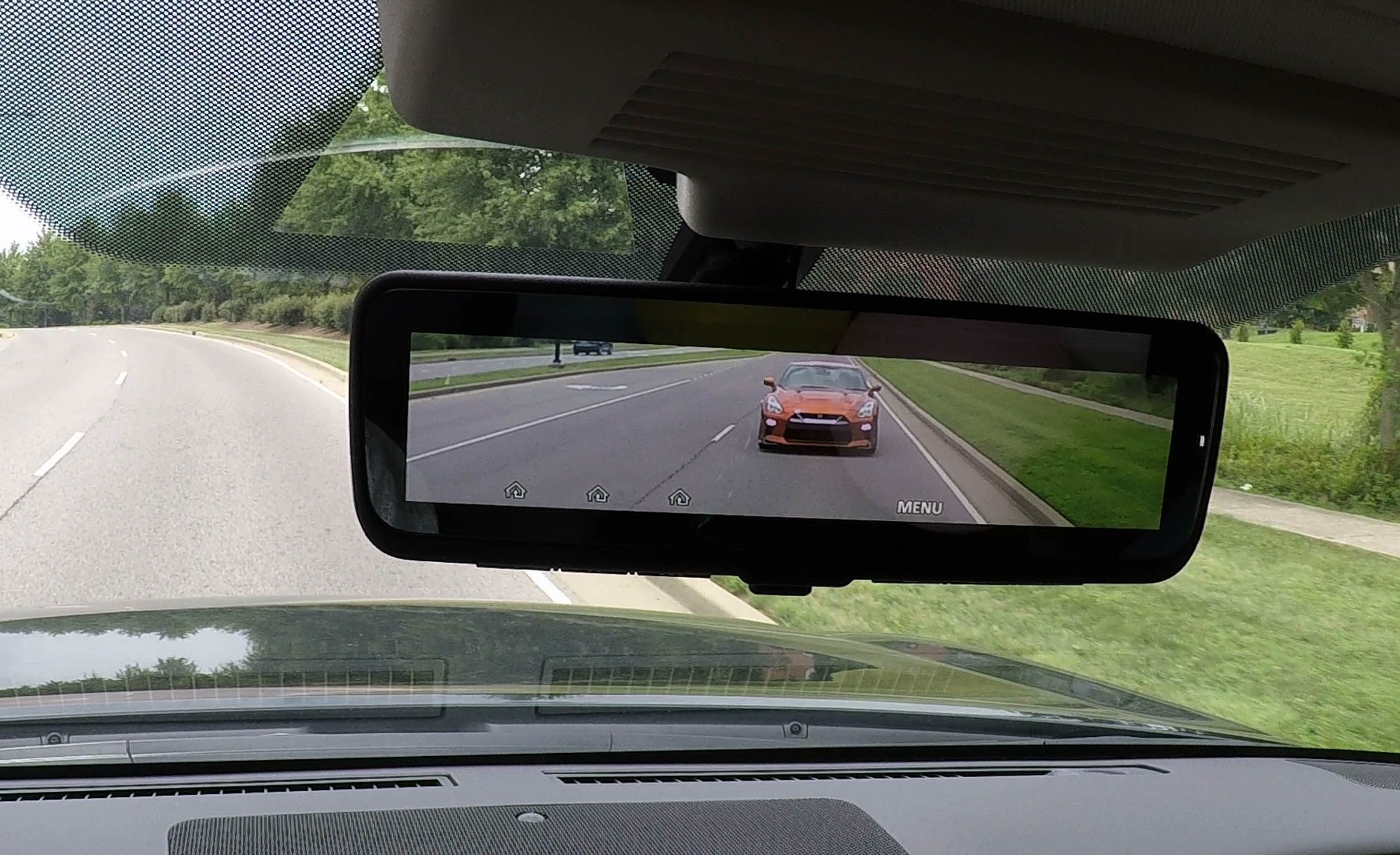 Водитель смотрит в зеркало. Зеркало в машине.