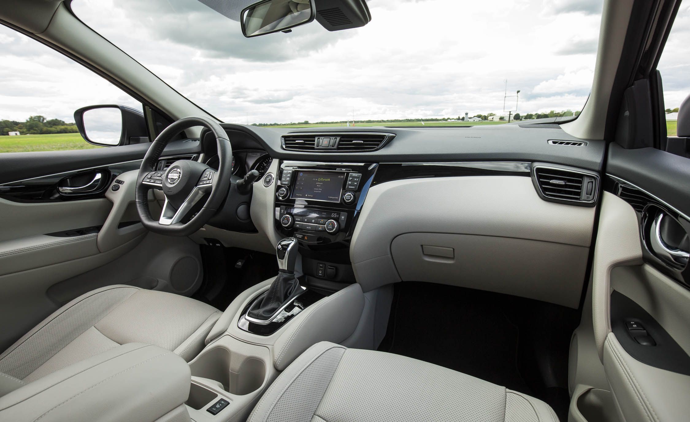 2017 nissan rogue sport sv interior