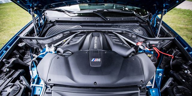 Bmw x5 капот. BMW x7 под капотом. BMW m5 2021 двигатель. BMW x5 g05 под капотом. BMW x5m мотор.