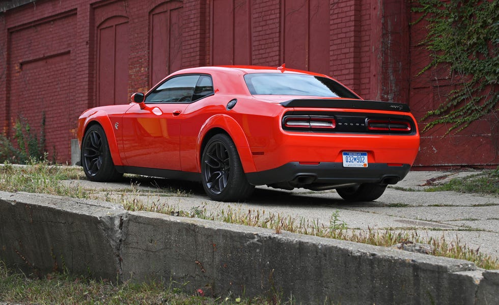 2018 Dodge Challenger SRT/SRT Hellcat Review, Pricing, and Specs