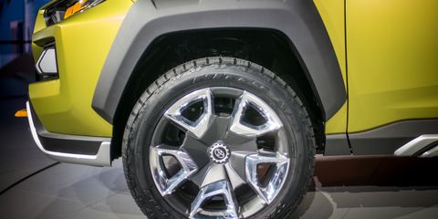 Land vehicle, Vehicle, Car, Alloy wheel, Tire, Automotive tire, Wheel, Automotive wheel system, Rim, Auto part, 