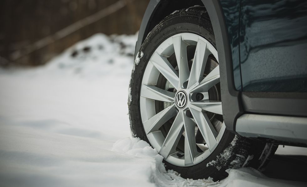 Alloy wheel, Tire, Wheel, Automotive tire, Rim, Snow, Auto part, Spoke, Automotive wheel system, Vehicle, 