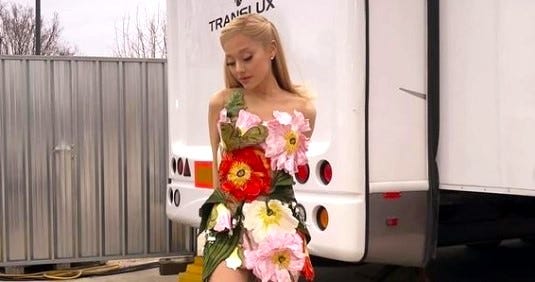 まるで妖精！アリアナ・グランデ、キュートな花柄のミニドレスで新 ..., 画像サイズ:257x257